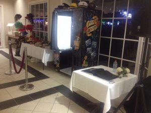 CLASSIC KISSING BOOTHS HUNTER VALLEY – ENCLOSED